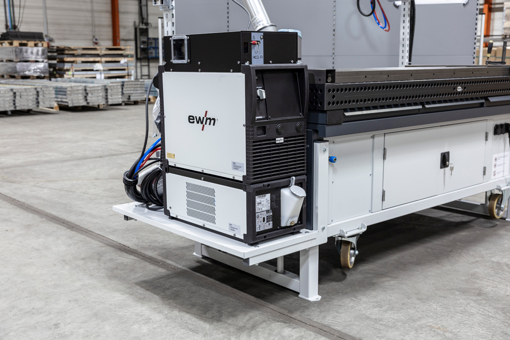 Automated welding line with multiple robotic arms in a smart factory